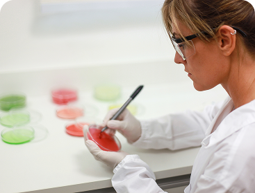 Mujer en laboratorio